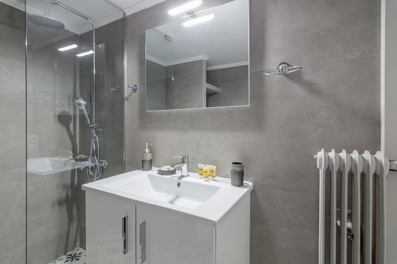 A Modern 2-Bedroom Apartment Near Areios Pagos أثينا المظهر الخارجي الصورة